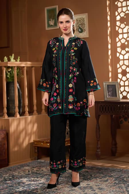 Taroob Dancing Feathers Embroidered Kurta & Pant Set 