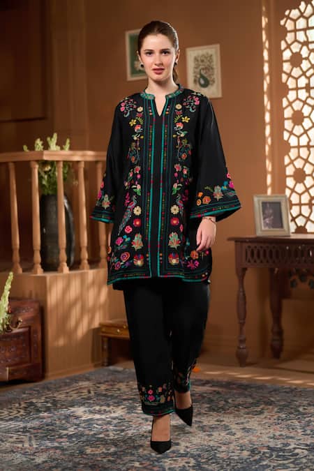 Taroob Dancing Feathers Embroidered Kurta & Pant Set 