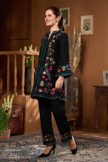 Taroob_Black Shantoon, Silk Embroidery Split V-neck Dancing Feathers Kurta And Pant Set _at_Aza_Fashions