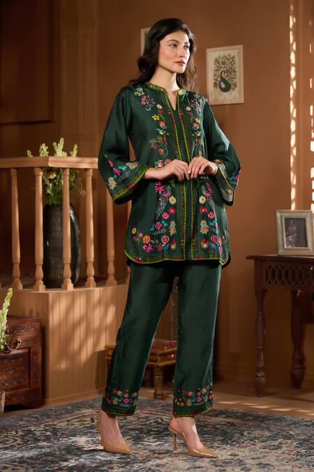 Taroob_Emerald Green Silk Embroidery Split V-neck Dancing Feathers Kurta With Pant _Online_at_Aza_Fashions