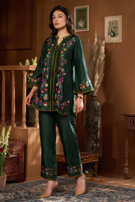 Taroob_Emerald Green Silk Embroidery Split V-neck Dancing Feathers Kurta With Pant _at_Aza_Fashions