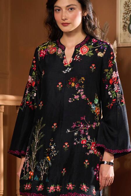 Taroob_Black Silk Embroidery Split V-neck Mor Mahal Kurta And Pant Set _at_Aza_Fashions