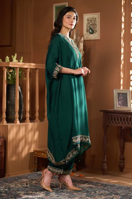 Taroob_Emerald Green Silk Organza Embroidery V-neck Hand Embellished Kurta And Pant Set _Online_at_Aza_Fashions