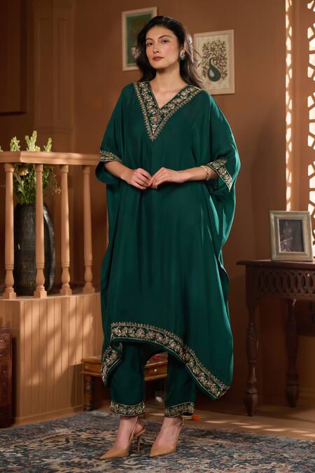 Shop_Taroob_Emerald Green Silk Organza Embroidery V-neck Hand Embellished Kurta And Pant Set _Online_at_Aza_Fashions