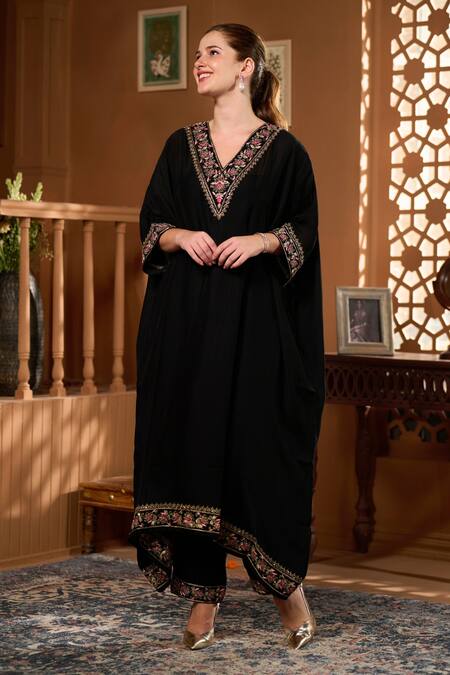 Buy_Taroob_Black Silk Organza Embroidery V-neck Hand Embellished Kurta And Pant Set _Online_at_Aza_Fashions