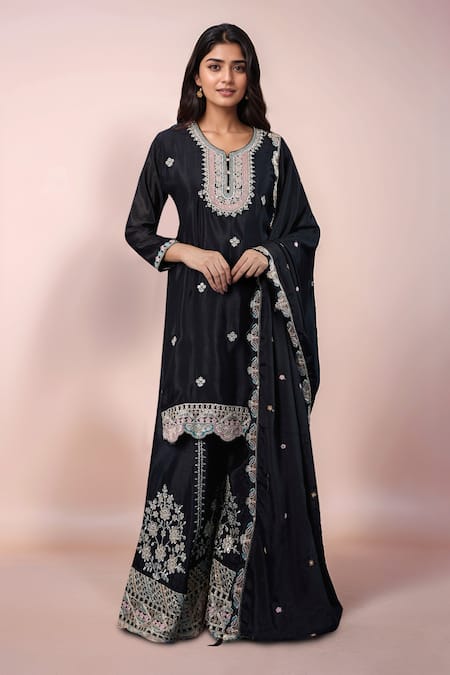 Samyukta Singhania Butti Pattern Straight Kurta Set 