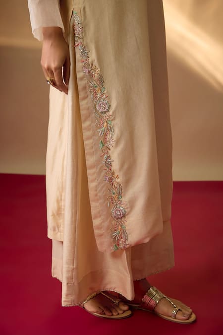 Buy_The Aarya_Beige Chanderi, Organza Embroidery V-neck Zardozi Kurta Set _Online_at_Aza_Fashions