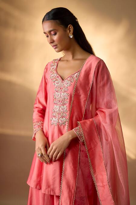 Buy_The Aarya_Peach Chanderi, Organza Embroidery, Zari V-neck Zardozi Peplum Kurta Set _Online_at_Aza_Fashions