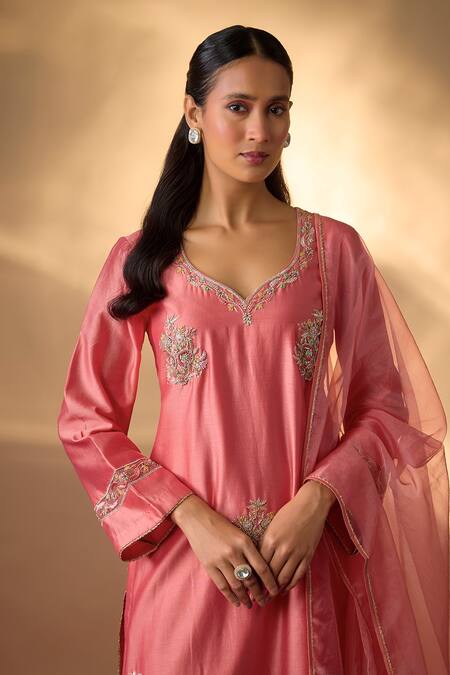 Buy_The Aarya_Coral Chanderi, Organza Embroidery, Zari V-neck Zardozi Kurta Set _Online_at_Aza_Fashions