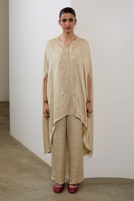 Sheela Suthar_Ivory Silk V-neck Ek Taar And Badla Embroidered Cape & Pant Set _Online_at_Aza_Fashions