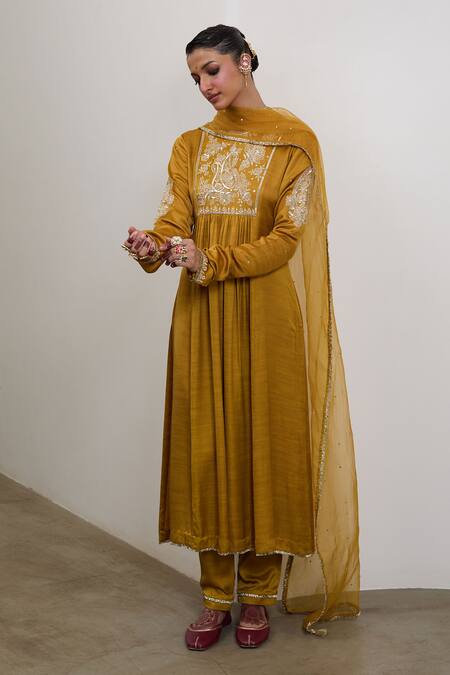 Sheela Suthar_Mustard Silk, Organza Embroidery, Sequins, Ek Taar Resham And Badla Kurta Set _Online_at_Aza_Fashions