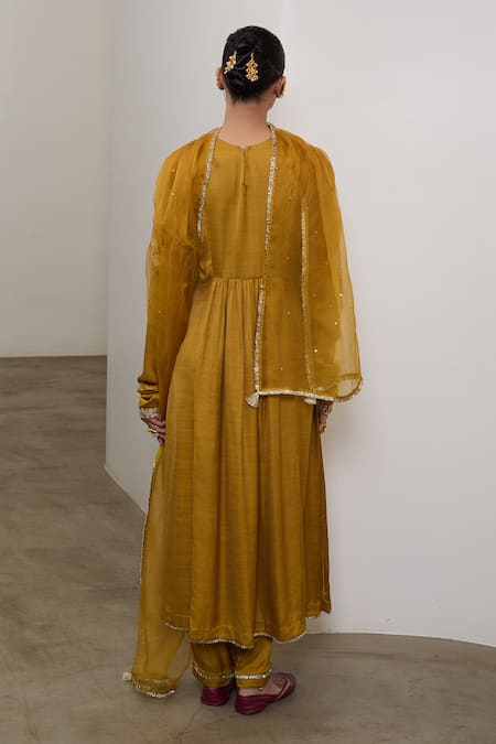 Sheela Suthar Ek Taar Resham & Badla Embroidered Kurta Set 