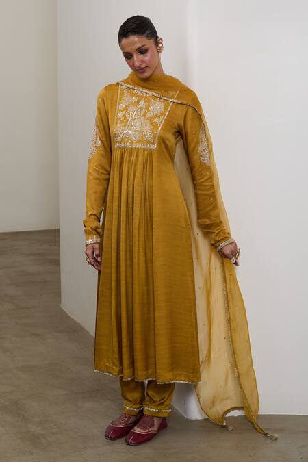 Sheela Suthar_Mustard Silk, Organza Embroidery, Sequins, Ek Taar Resham And Badla Kurta Set _at_Aza_Fashions