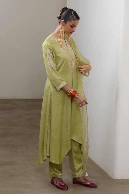 Sheela Suthar_Green Silk, Organza Embroidery, Sequins, Zari Round Neck Asymmetric Kurta Set _Online_at_Aza_Fashions