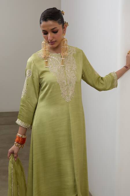 Sheela Suthar_Green Silk, Organza Embroidery, Sequins, Zari Round Neck Asymmetric Kurta Set _at_Aza_Fashions