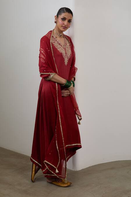 Sheela Suthar Red Silk, Organza Embroidery, Sequins, Zari V-neck Asymmetric Kurta Set Online at Aza Fashions Sheela Suthar_Red Silk, Organza Embroidery, Sequins, Zari V-neck Asymmetric Kurta Set _Online_at_Aza_Fashions