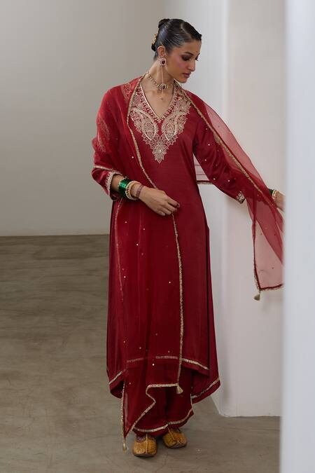Buy Sheela Suthar Red Silk, Organza Embroidery, Sequins, Zari V-neck Asymmetric Kurta Set Online at Aza Fashions Buy_Sheela Suthar_Red Silk, Organza Embroidery, Sequins, Zari V-neck Asymmetric Kurta Set _Online_at_Aza_Fashions
