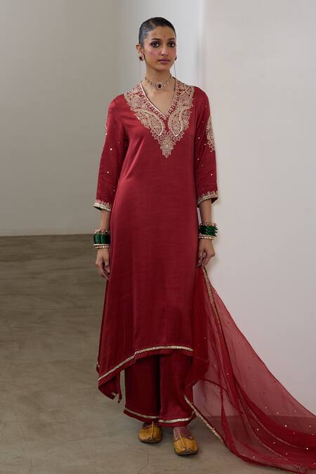 Shop Sheela Suthar Red Silk, Organza Embroidery, Sequins, Zari V-neck Asymmetric Kurta Set Online at Aza Fashions Shop_Sheela Suthar_Red Silk, Organza Embroidery, Sequins, Zari V-neck Asymmetric Kurta Set _Online_at_Aza_Fashions