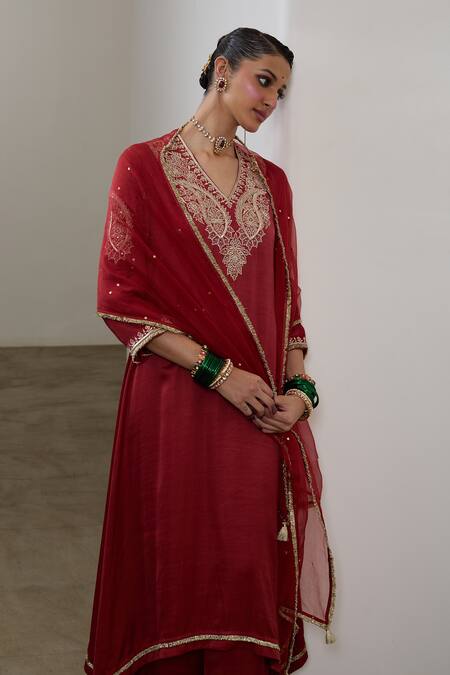 Sheela Suthar Red Silk, Organza Embroidery, Sequins, Zari V-neck Asymmetric Kurta Set at Aza Fashions Sheela Suthar_Red Silk, Organza Embroidery, Sequins, Zari V-neck Asymmetric Kurta Set _at_Aza_Fashions