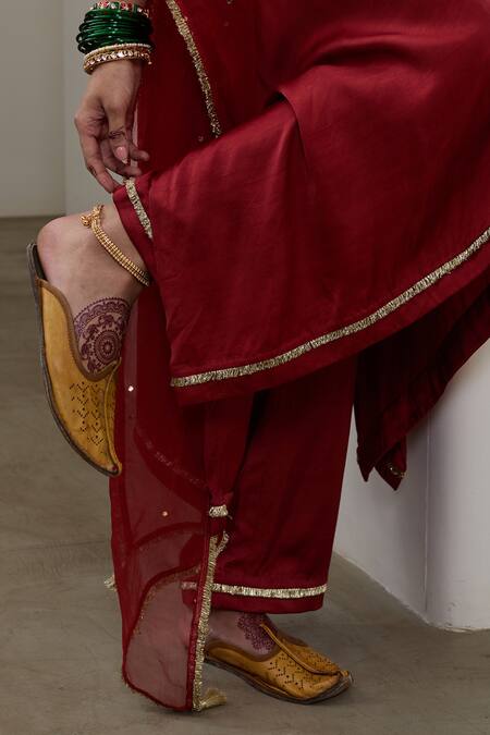 Buy Sheela Suthar Red Silk, Organza Embroidery, Sequins, Zari V-neck Asymmetric Kurta Set Buy_Sheela Suthar_Red Silk, Organza Embroidery, Sequins, Zari V-neck Asymmetric Kurta Set