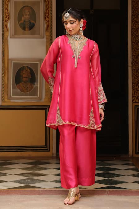 Buy_Label Niti Bothra_Pink Organza Embroidery Split V-neck Pheran Short Kurta Set 