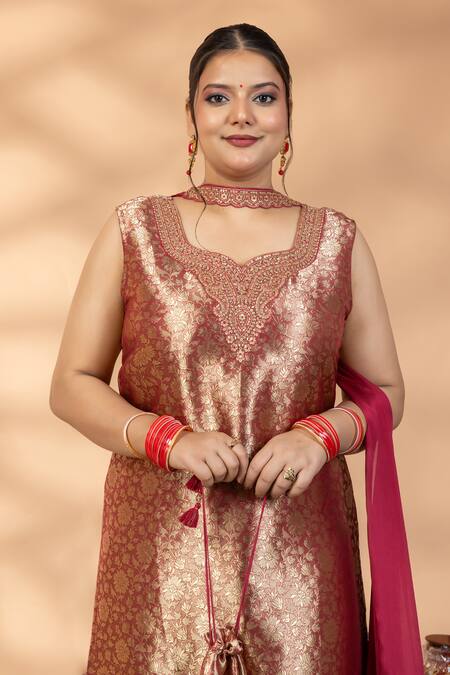 Buy_Mamicha_Maroon Brocade, Net Embroidery, Zari, Tassels Square Neck Woven Kurta Set _Online_at_Aza_Fashions