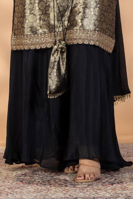 Mamicha_Black Brocade, Net Embroidery, Zari, Tassels V-neck Woven Kurta Set _Online_at_Aza_Fashions