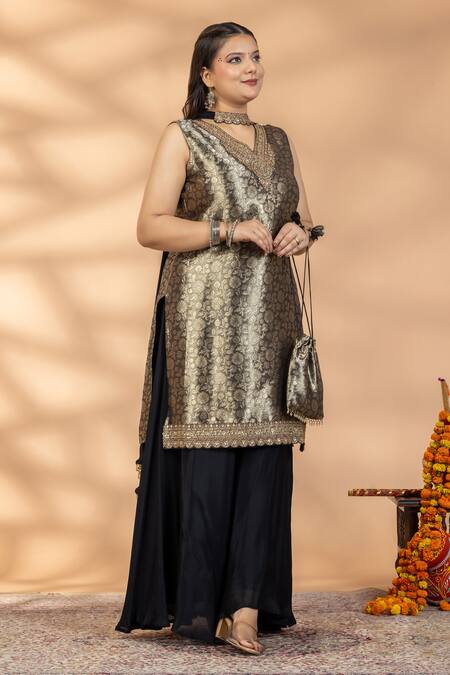 Buy_Mamicha_Black Brocade, Net Embroidery, Zari, Tassels V-neck Woven Kurta Set _Online_at_Aza_Fashions