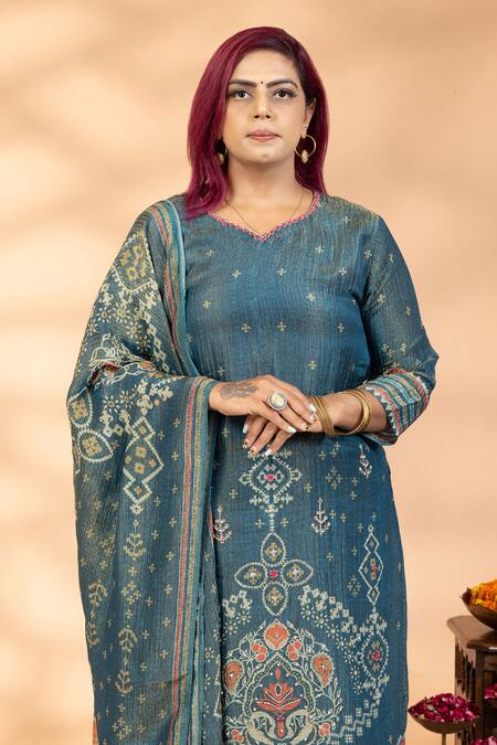 Buy_Mamicha_Blue Chiffon Embroidery Leaf Neck Printed Kurta Pant Set _Online_at_Aza_Fashions