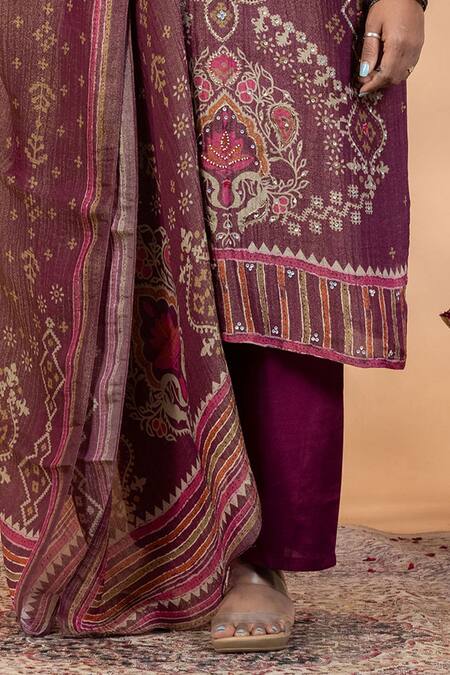 Mamicha_Wine Chiffon Embroidery Leaf Neck Printed Kurta Pant Set _Online_at_Aza_Fashions