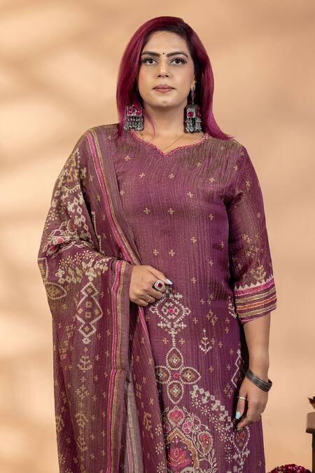 Buy_Mamicha_Wine Chiffon Embroidery Leaf Neck Printed Kurta Pant Set _Online_at_Aza_Fashions