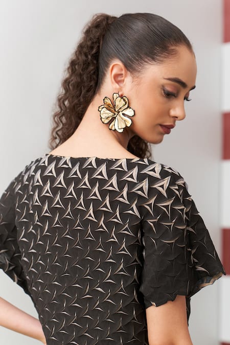 Buy_Pleats By Aruni_Black Crepe Boat Neck Beige Alto Pleated Skirt Set 