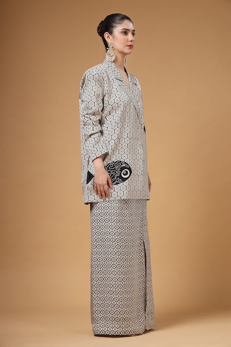 Buy_Gazab by Miku Kumar_Ivory Silk, Crepe Collared Nazaakat Printed Jacket With Skirt 