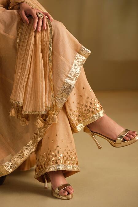 Almaari By Pooja Patel Beige Silk, Chanderi Gota Patti, Tassels Square Arya Embroidered Anarkali Set at Aza Fashions Almaari By Pooja Patel_Beige Silk, Chanderi Gota Patti, Tassels Square Arya Embroidered Anarkali Set _at_Aza_Fashions