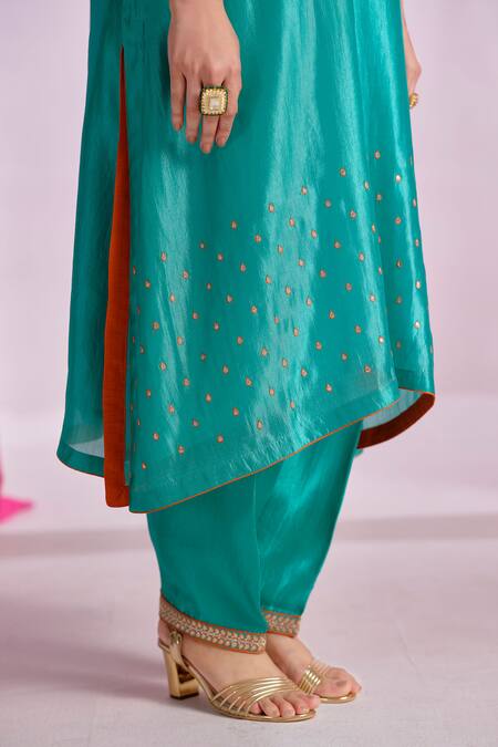 Buy_Almaari By Pooja Patel_Green Silk, Organza Embroidery, Gota Patti Split V-neck Rangleela Kurta Set _Online_at_Aza_Fashions
