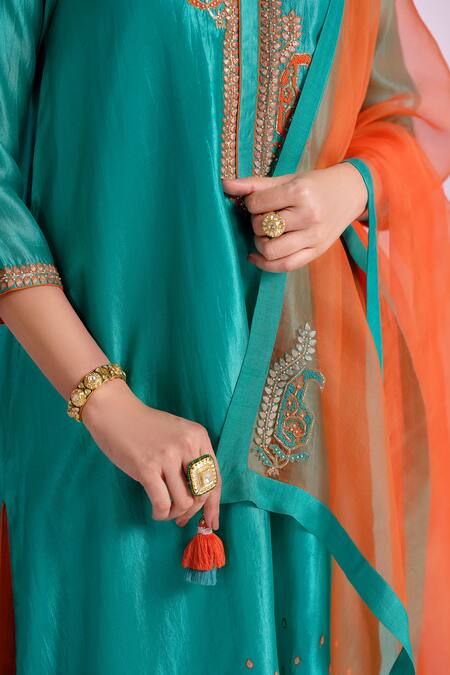 Almaari By Pooja Patel_Green Silk, Organza Embroidery, Gota Patti Split V-neck Rangleela Kurta Set _at_Aza_Fashions