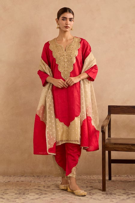 Nero India Embroidered Crush Dobby Scallop Dupatta 