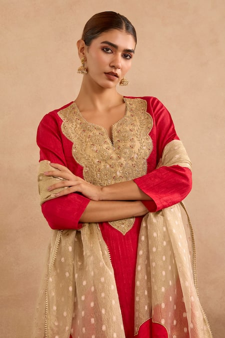Nero India Gold Zari Embroidered Crush Dobby Scallop Dupatta Online at Aza Fashions Nero India_Gold Zari Embroidered Crush Dobby Scallop Dupatta _Online_at_Aza_Fashions
