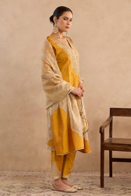 Nero India Embroidered Crush Dobby Scallop Dupatta 