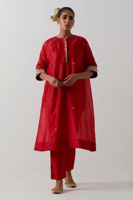 Vinusto Embroidered Kurta & Pant Set 