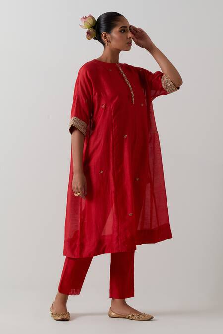 Vinusto_Red Chanderi Embroidery, Lace Round Neck Kaftan Kurta And Pant Set _Online_at_Aza_Fashions