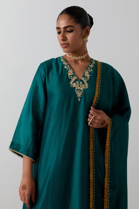 Vinusto_Green Chanderi Embroidery, Lace, Zari V-neck Kurta, Palazzo And Dupatta Set _Online_at_Aza_Fashions