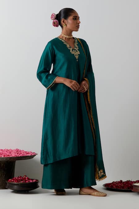 Buy_Vinusto_Green Chanderi Embroidery, Lace, Zari V-neck Kurta, Palazzo And Dupatta Set _Online_at_Aza_Fashions