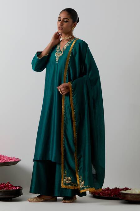 Shop_Vinusto_Green Chanderi Embroidery, Lace, Zari V-neck Kurta, Palazzo And Dupatta Set _Online_at_Aza_Fashions