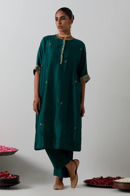 Vinusto Embroidered Kurta & Pant Set 