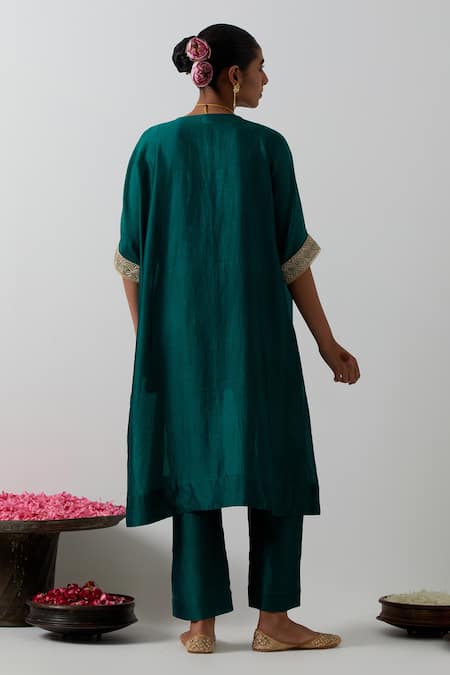 Vinusto Embroidered Kurta & Pant Set 