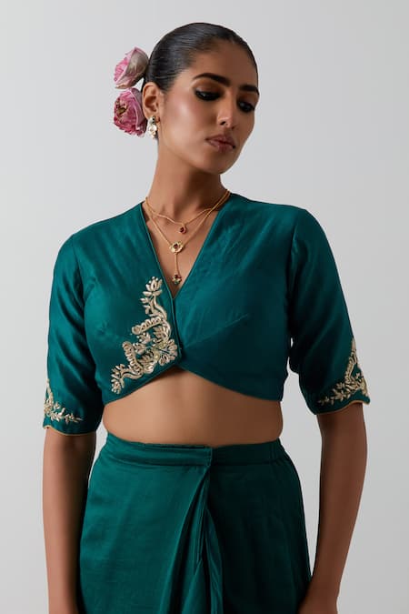 Buy_Vinusto_Emerald Green Silk Embroidery, Zari, Metallic Thread V-neck Blouse With Saree _Online_at_Aza_Fashions