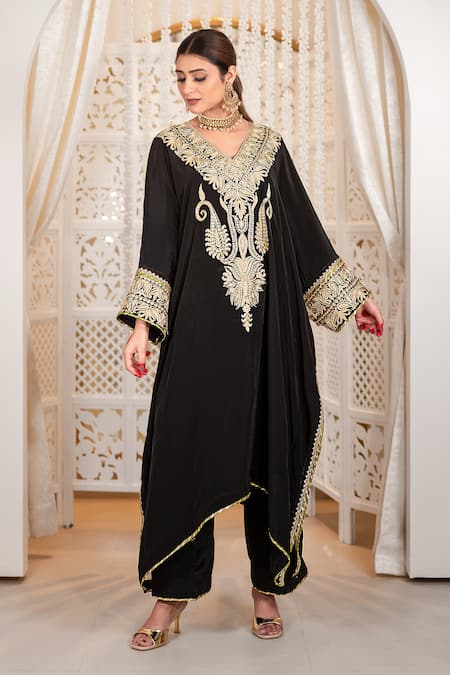 Daljit Sudan Aari & Tilla Embroidered Kaftan & Pant Set