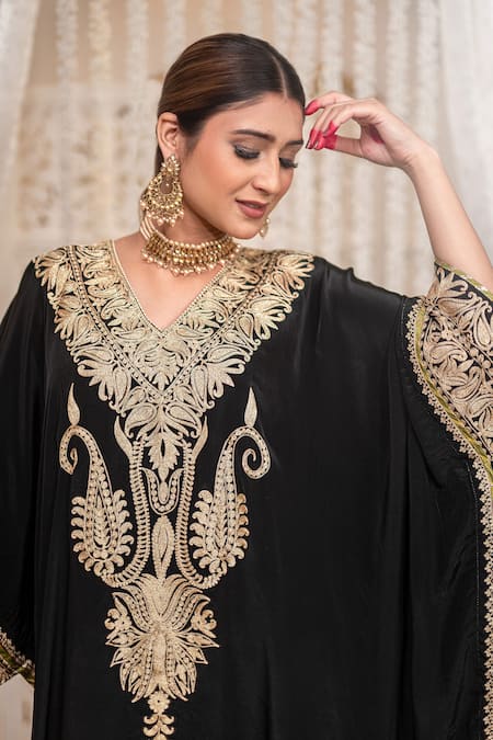 Buy_Daljit Sudan_Black Crepe Embroidery, Zari V-neck And Tilla Kaftan & Pant Set 