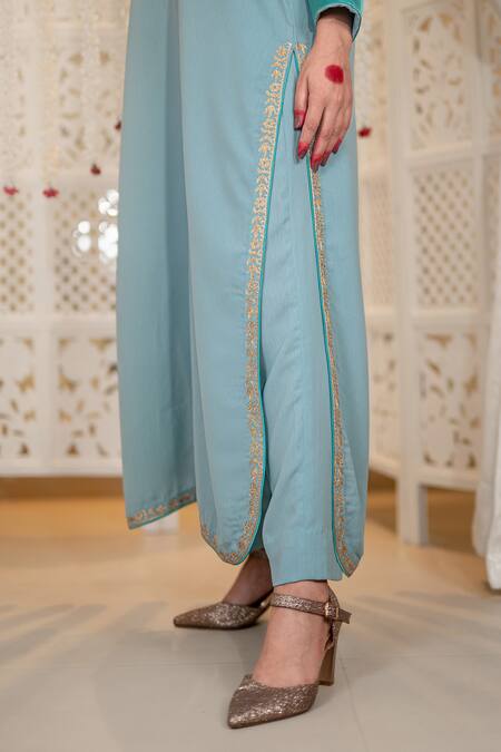 Daljit Sudan_Blue Georgette Embroidery Collared Tilla Kurta And Pant Set _at_Aza_Fashions